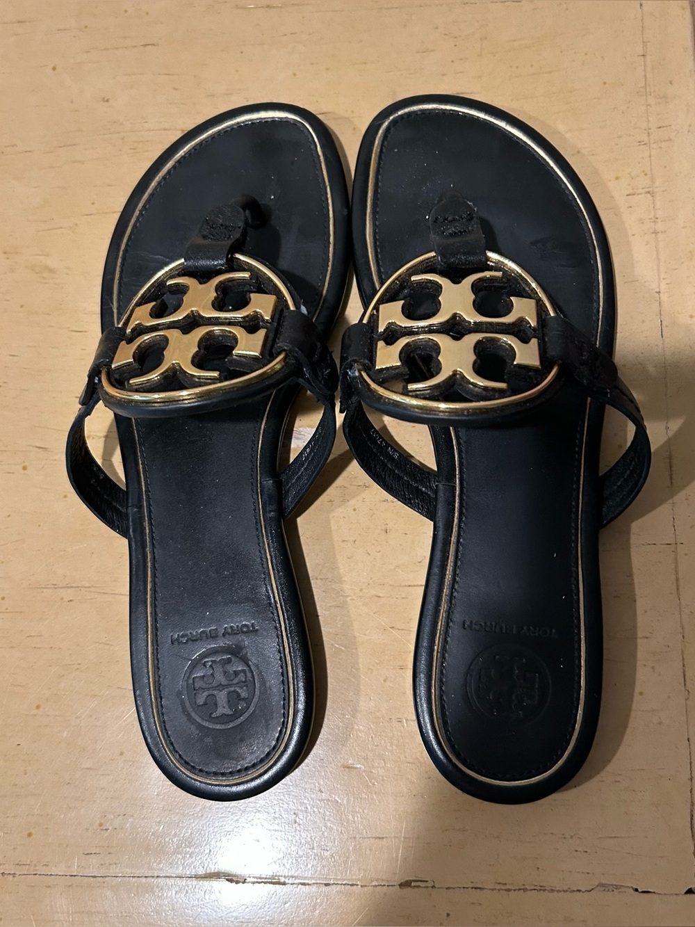 Tory Burch miller women’s leather  sandal with a Gold Double T Logo in size 6